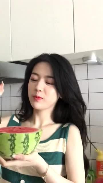 中国美女吃瓜,吃瓜背后的时尚潮流与文化现象