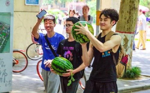 西安吃瓜大学,大学生们的趣味生活剪影