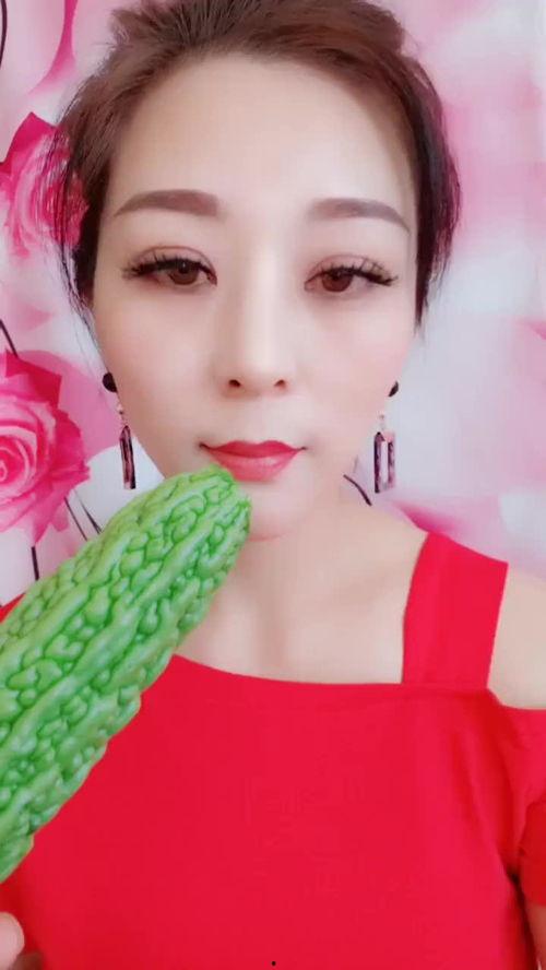 美女吃凉瓜视频,美女品尝凉瓜，美味与养颜两不误