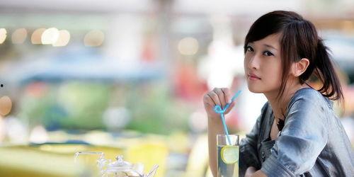 美女吃凉瓜视频,美女品尝凉瓜，美味与养颜两不误