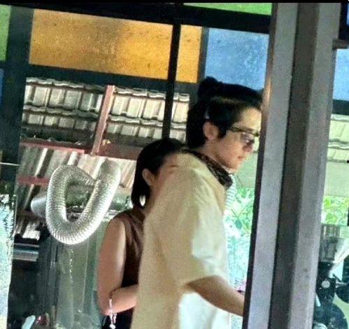 无人唱歌房吃瓜